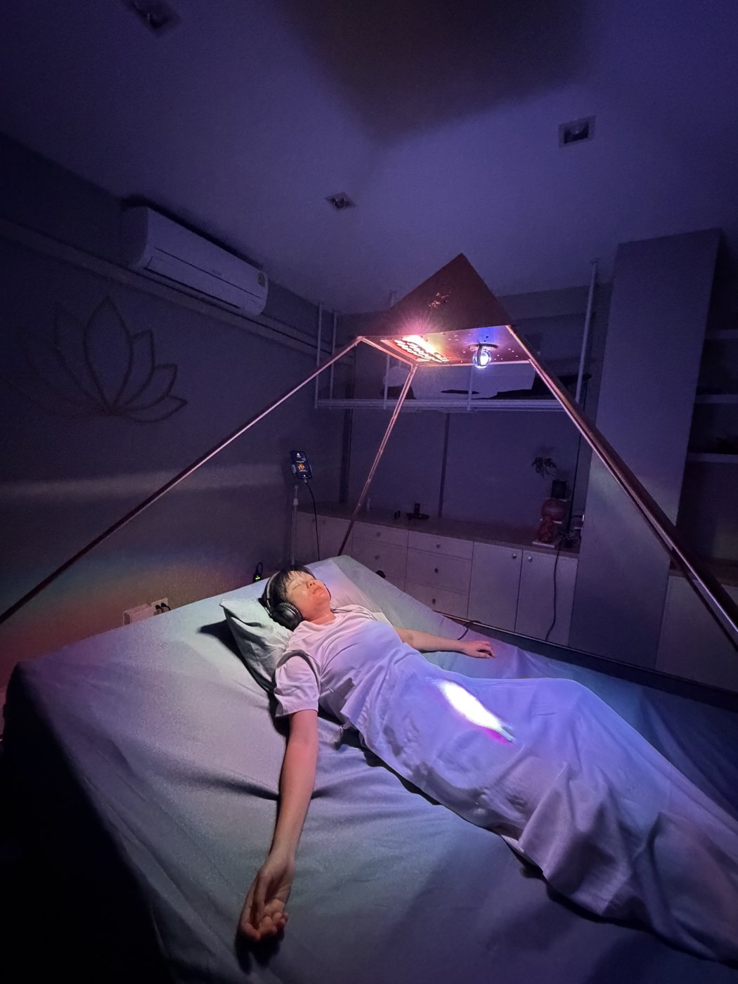 ลูกค้านอนผ่อนคลายใต้ Luminara Pyramid พร้อมแสงรุ้งปริซึม