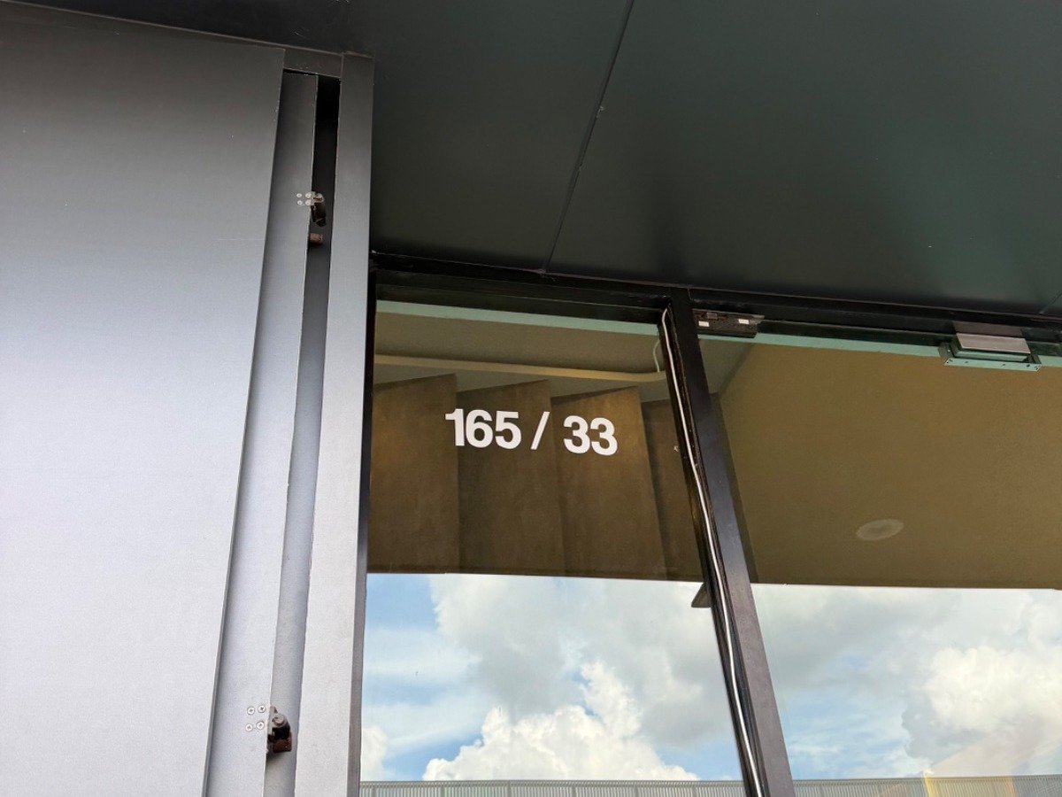 ทางเข้า DEVESSA สาขารามอินทรา บ้านเลขที่ 165/33 โครงการเนอวาน่า @work ตึก 33