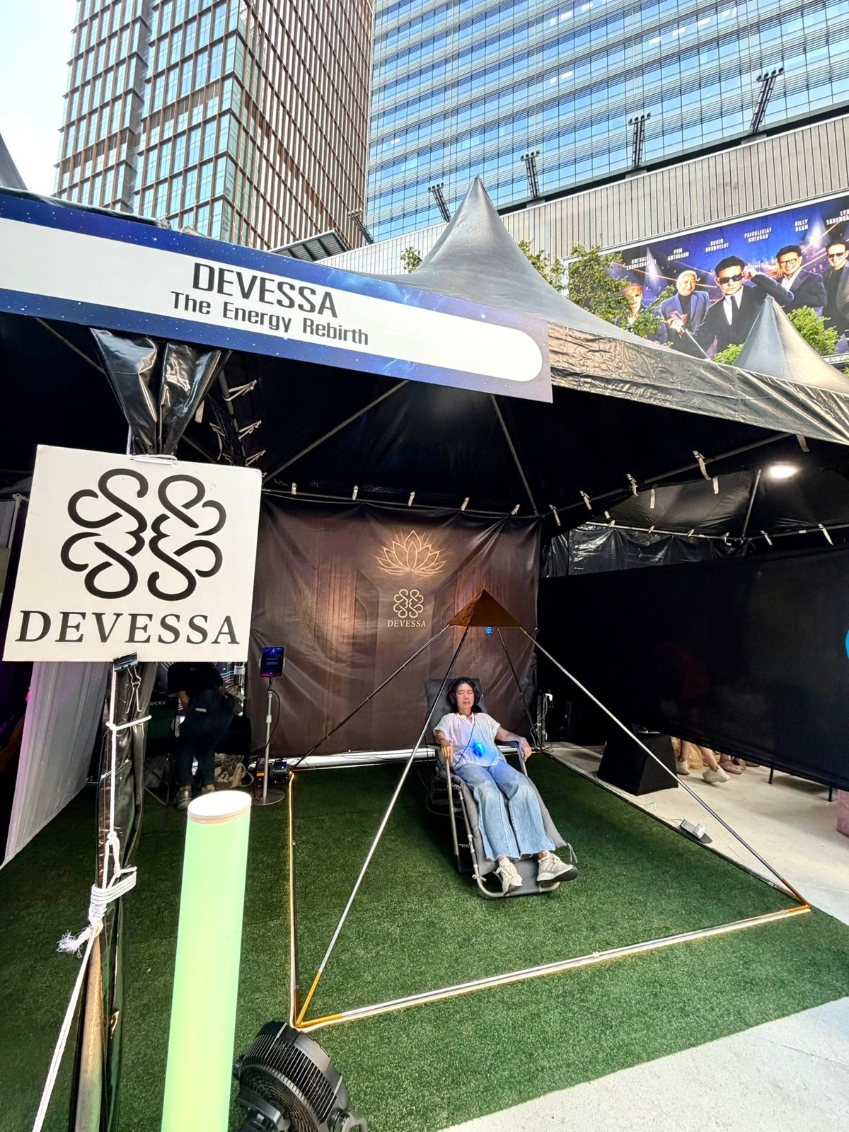 บูธ DEVESSA และพื้นที่ให้ผู้ร่วมงานสัมผัสประสบการณ์พีระมิดแสงภายในงาน