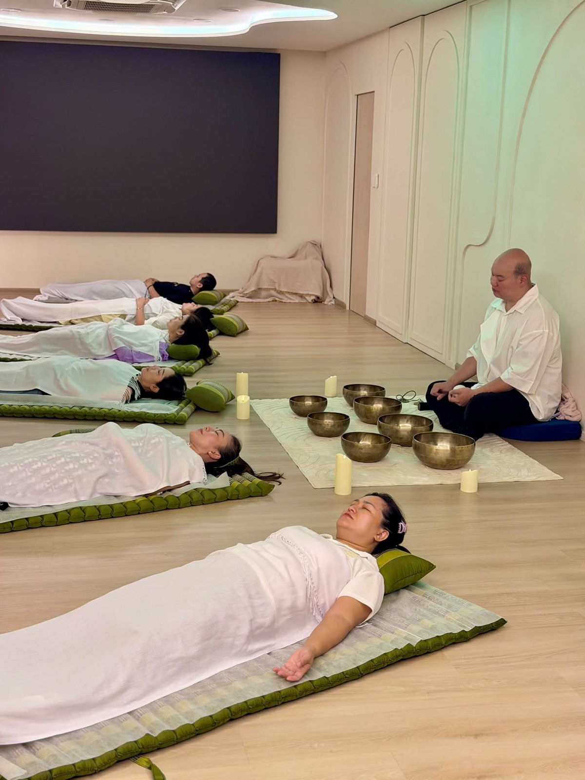 บรรยากาศเซสชัน Sound Healing แบบกลุ่มในพื้นที่สตูดิโอ จัดเสื่อและอุปกรณ์สำหรับกิจกรรม